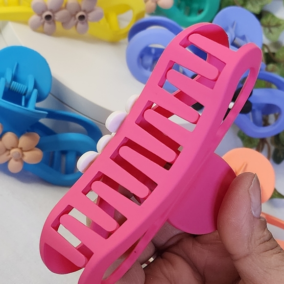 6 Acrylic Hair Claw Clips with Flower Detail New - Picture 5 of 7